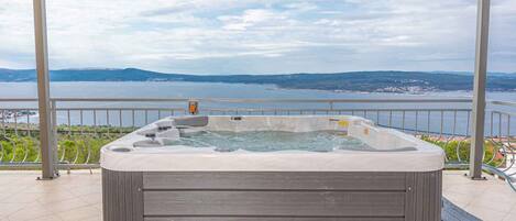 Outdoor spa tub