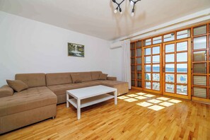 TV - Holiday apartment with terrace and air conditioning (Crikvenica)
