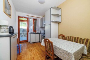 Fridge, oven, stovetop, cookware/dishes/utensils