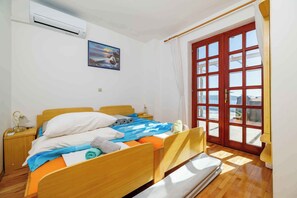 4 bedrooms, WiFi - Holiday apartment with terrace and air conditioning (Crikvenica)