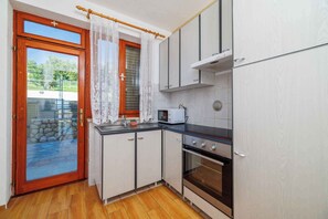 Fridge, oven, stovetop, cookware/dishes/utensils