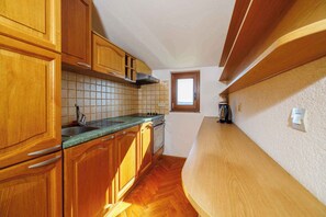 Geladeira, fogão, cooktop, talheres/pratos/utensílios de cozinha