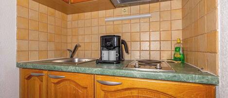 Kühlschrank, Herdplatte, Kochgeschirr/Geschirr/Besteck