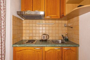 Stovetop, cookware/dishes/utensils