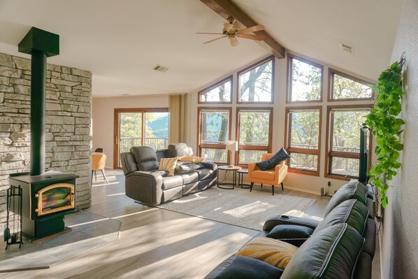 Smart TV, chimenea y videojuegos 