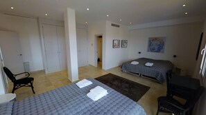 5 chambres, fer et planche à repasser, accès au Wi-Fi (inclus)