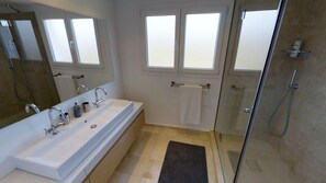 Badewanne, Haartrockner, Handtücher