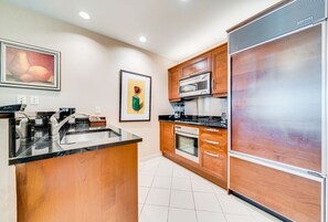 Fridge, microwave, oven, stovetop - Signature Elite 2BR by Jet Luxury (Las Vegas)