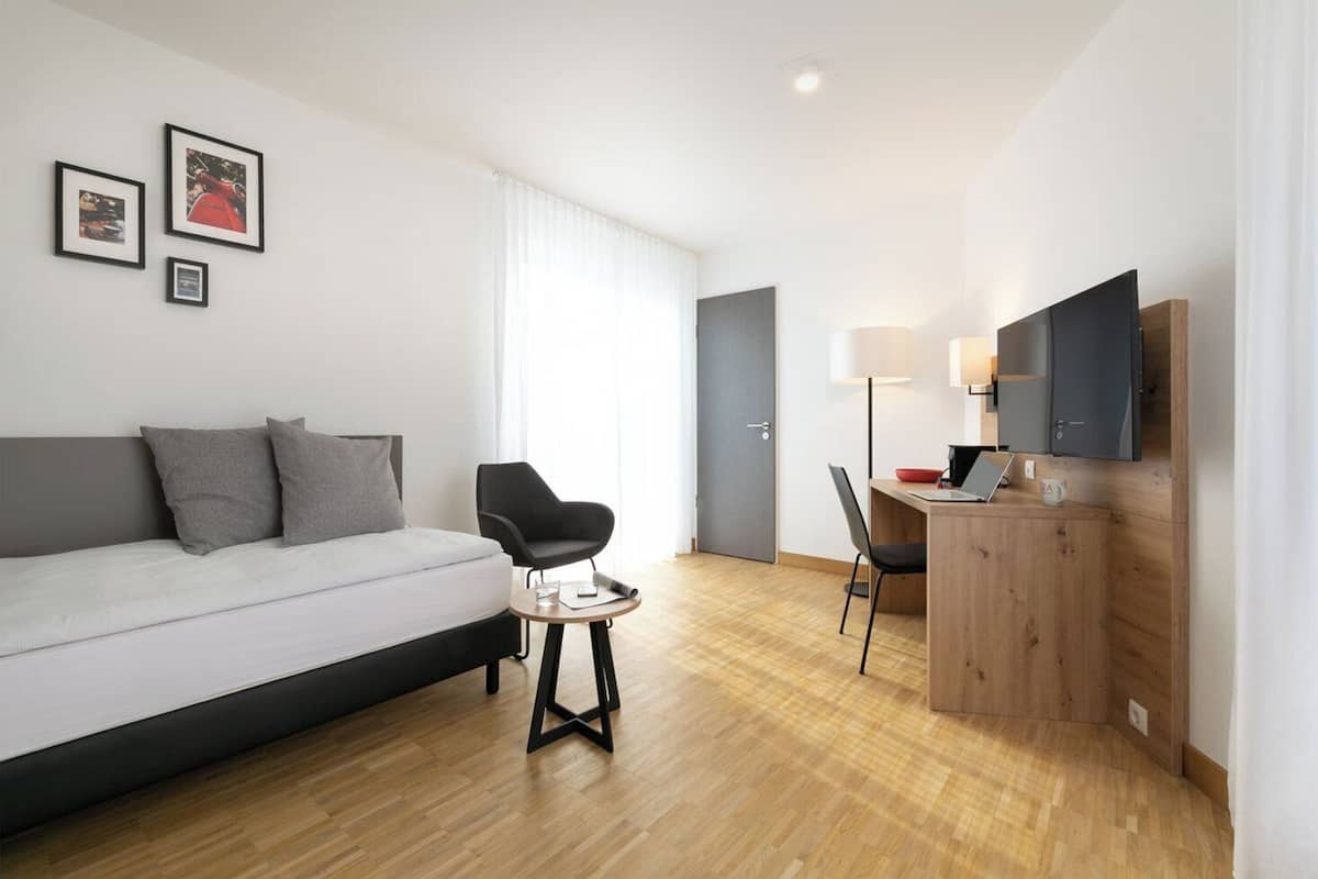 Quarto solteiro (Pocky) | Roupas de cama antialérgicas, escrivaninha