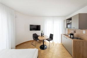 Apartment L - King bed deluxe | Vardagsrum | 55-tums smart-tv med kabelkanaler och tv
