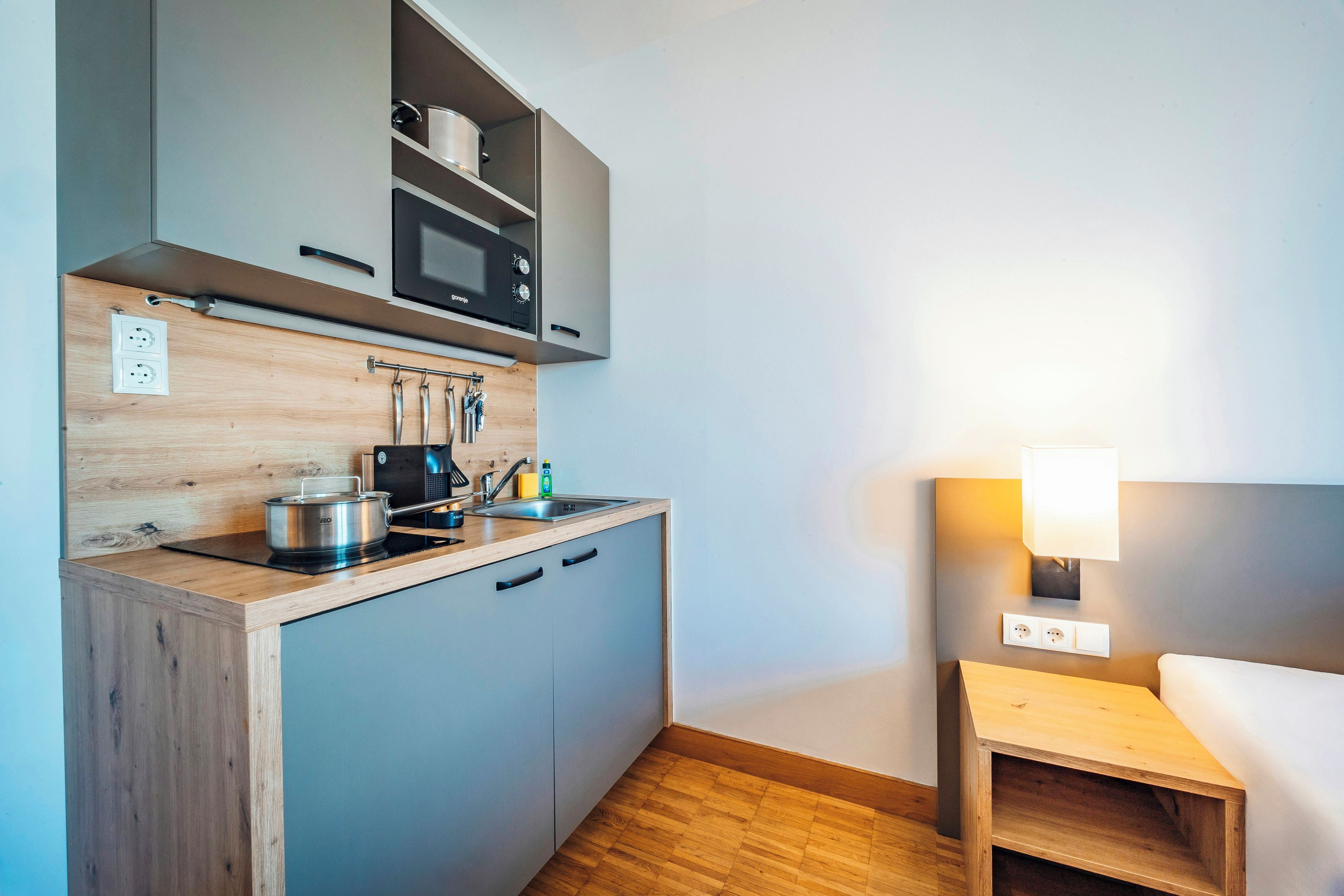 Una kitchenette compacta con estufa, pileta y alacenas.