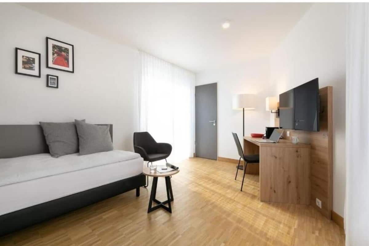 Single room | Hypo-allergenic bedding available, desk, laptop workspace, soundproofing