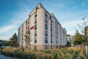 A multi-story hotel with a modern design, featuring a prominent 'KRERA' sign on the facade. - Brera Serviced Apartments Stuttgart (Stuttgart)