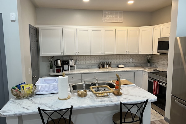 Kjøleskap, mikrobølgeovn, ovn og kokeplater