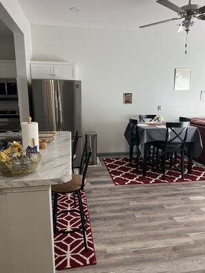 Dining - Lovely 2 bedroom rental unit with free parking (Columbus)