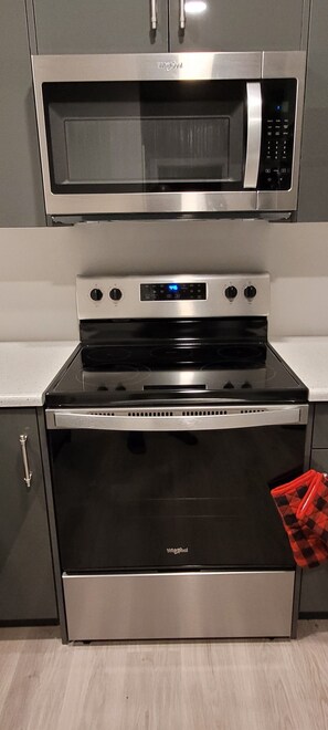 Fridge, microwave, oven, stovetop - New clean 3-bedroom home in SW Edmonton - 15 min EIA (Edmonton)