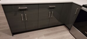 ثلاجة، ميكروويف، فرن، موقد طهي مسطح