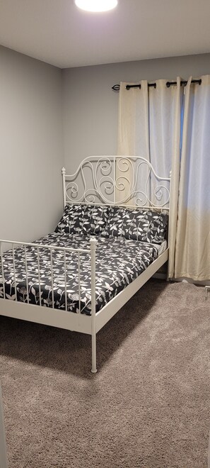 3 bedrooms, free WiFi, bed sheets - New clean 3-bedroom home in SW Edmonton - 15 min EIA (Edmonton)