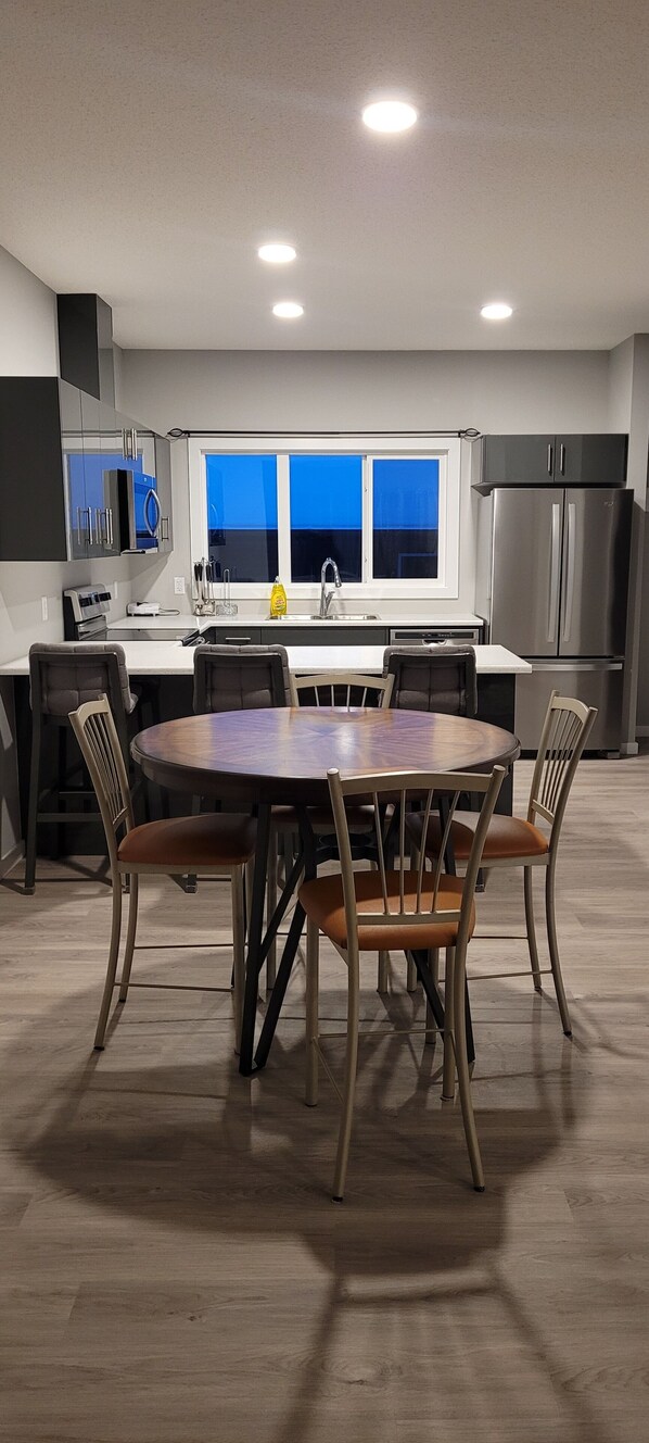 ثلاجة، ميكروويف، فرن، موقد طهي مسطح