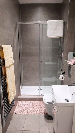 Deluxe-Apartment, barrierefrei, eigenes Bad | Badezimmer
