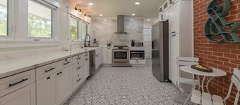 2 Mstr King Suites • Lux Kitchen• Games • Location