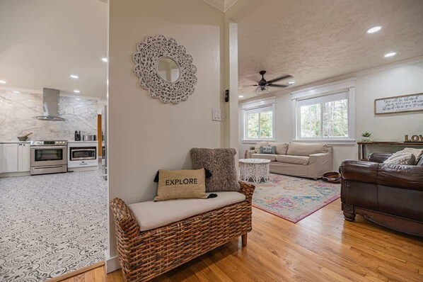 Televisión, chimenea y oficina 