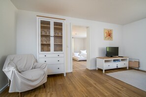 TV, fireplace, stereo