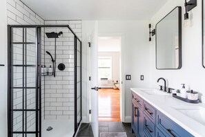 Dusche, Haartrockner, Handtücher, Seife