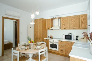 Mesa de comedor y isla de cocina
