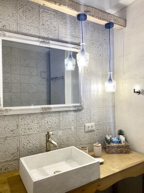 Combinazione doccia/vasca, asciugacapelli, asciugamani, sapone