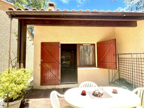 Outdoor dining - Maison Halesia by Agence Bru - 394484 (Lacanau)