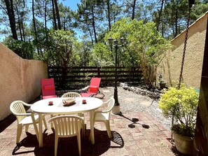 Outdoor dining - Maison Halesia by Agence Bru - 394484 (Lacanau)