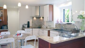 Réfrigérateur, micro-ondes, four, lave-vaisselle