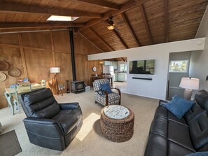 Smart TV, Netflix, streaming services - OCEANFRONT - Kid/Dog Friendly - Ocean Side Deck - Firepit - Beach Path - VIEWS!! (Westport)