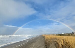 On the beach - OCEANFRONT - Kid/Dog Friendly - Ocean Side Deck - Firepit - Beach Path - VIEWS!! (Westport)