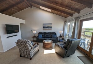 Smart TV, Netflix, streaming services - OCEANFRONT - Kid/Dog Friendly - Ocean Side Deck - Firepit - Beach Path - VIEWS!! (Westport)