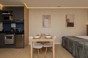 Espacio para trabajar con laptop, wifi gratis y ropa de cama 