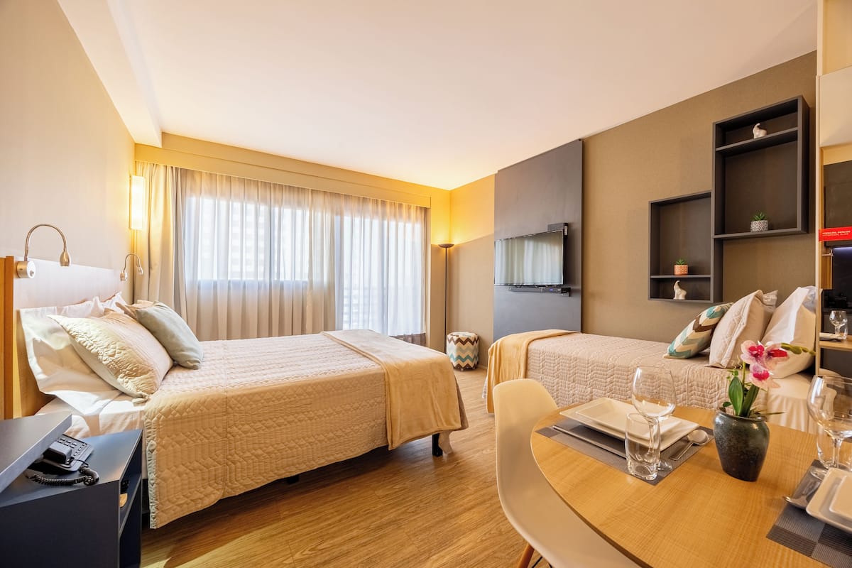 Premium-huone, 1 makuuhuone | Kannettavalle tietokoneelle sopiva työtila, ilmainen Wi-Fi