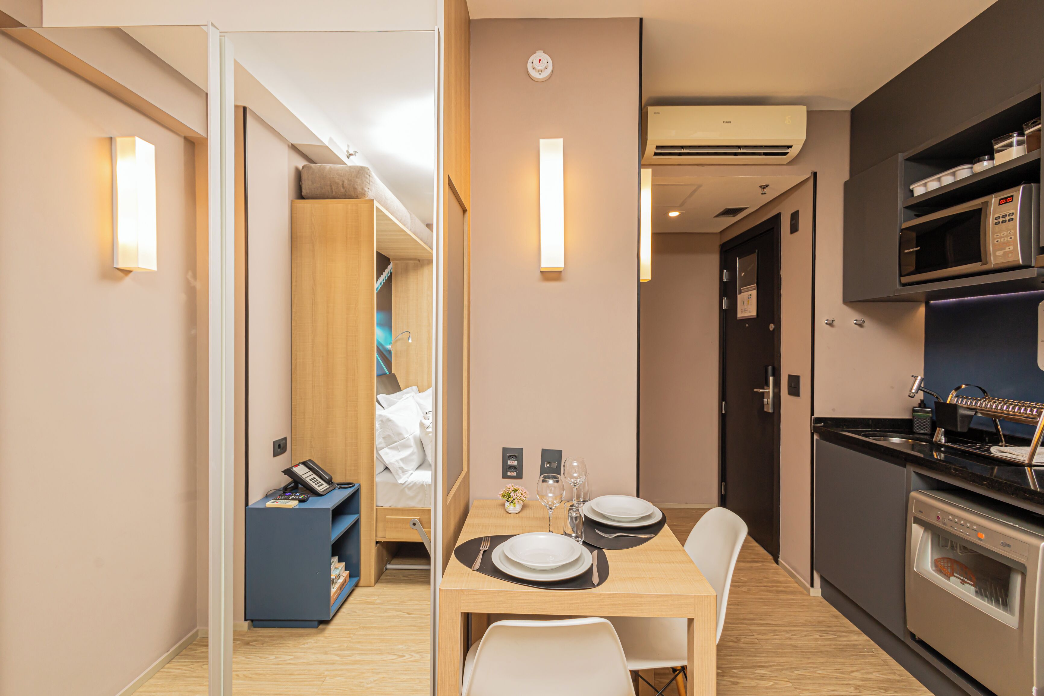 Quarto casal club | Espaço de trabalho para notebook, Wi-Fi de cortesia, roupa de cama