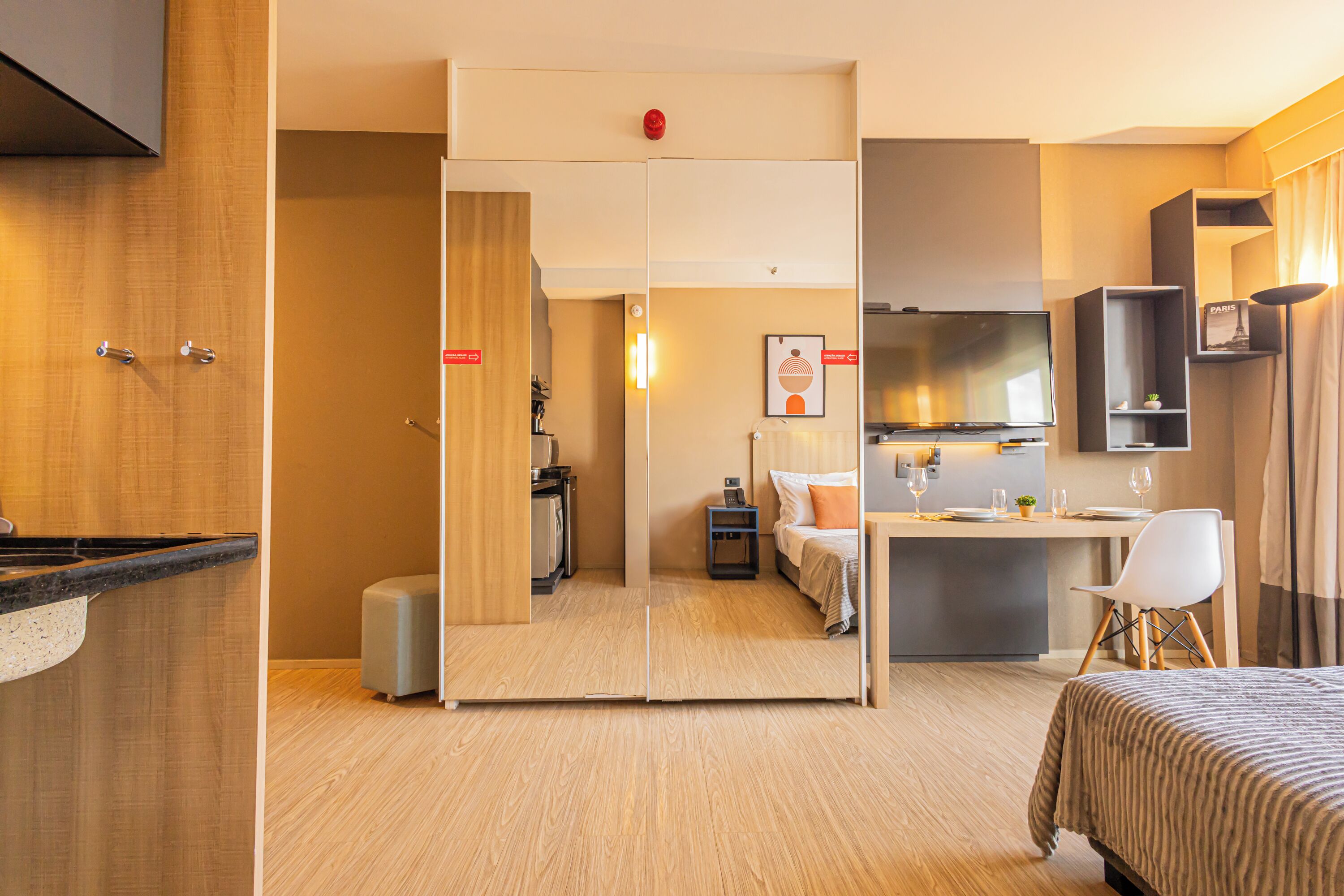 Espacio para trabajar con laptop, wifi gratis y ropa de cama 