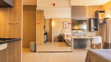 Espacio para trabajar con laptop, wifi gratis y ropa de cama