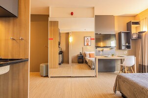 Espacio para trabajar con laptop, wifi gratis y ropa de cama 