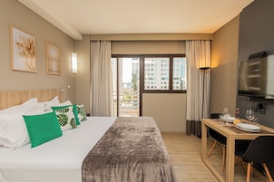 Espacio para trabajar con laptop, wifi gratis y ropa de cama 