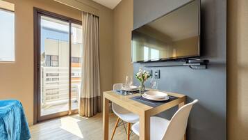 Premium tweepersoonskamer | Woonruimte | Een 32-inch smart-tv met digitale zenders, televisie en Netflix