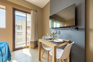 Premium Double Room | Living area | 32-inch Smart TV with digital channels, TV, Netflix - APS - Alpha Stay By Anora Spaces (Barueri)