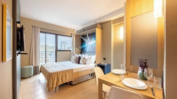 Habitación doble Premium | Espacio para trabajar con laptop, wifi gratis y ropa de cama
