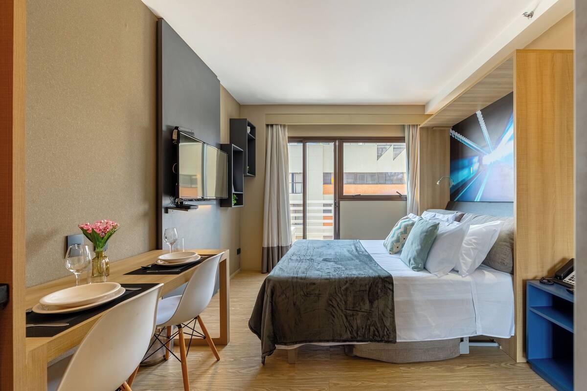 Kahden hengen deluxe-huone | Kannettavalle tietokoneelle sopiva työtila, ilmainen Wi-Fi