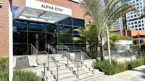 A modern building with a sign reading "ALPHA STAY". - APS - Alpha Stay By Anora Spaces (Barueri)