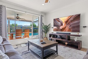 Smart TV, chimenea, libros, estéreo