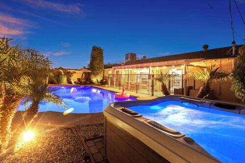 Beautiful 3BR home with free heated pool/spa! Near Old Town, ASU, golf & more.